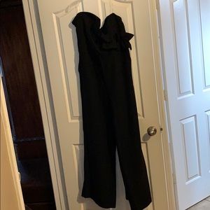 Ruffled, sleeveless pants suit